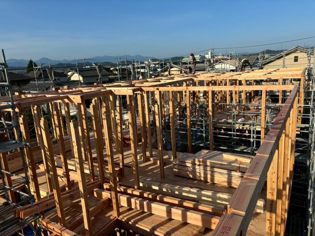 木造住宅の2階骨組み工事の様子。屋根施工前の柱と梁が組まれた状態