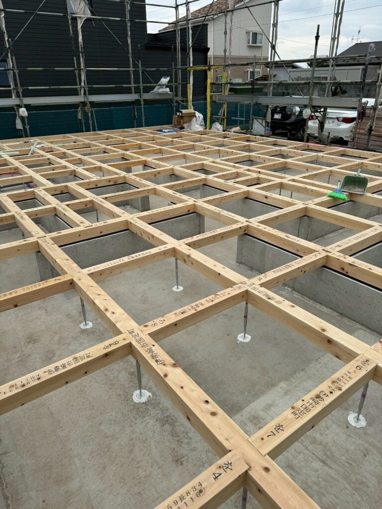 住宅建築の初期工程、基礎に設置された土台フレーム。防蟻処理や断熱施工前の様子