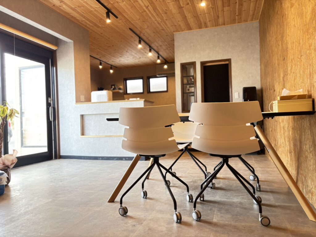 木材と落ち着いた色合いを取り入れたおしゃれな株式会社サンアイInfinityの事務所